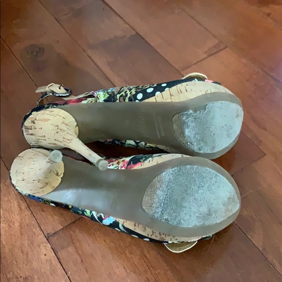 Super cute guess sandals - Picture 3 of 4